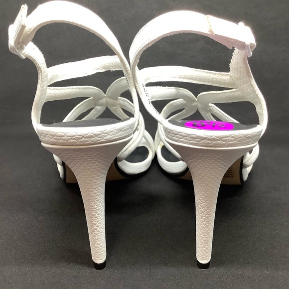 XOXO LILIANA WHITE EMBOSSED REPTILE SANDALS - Picture 3 of 11